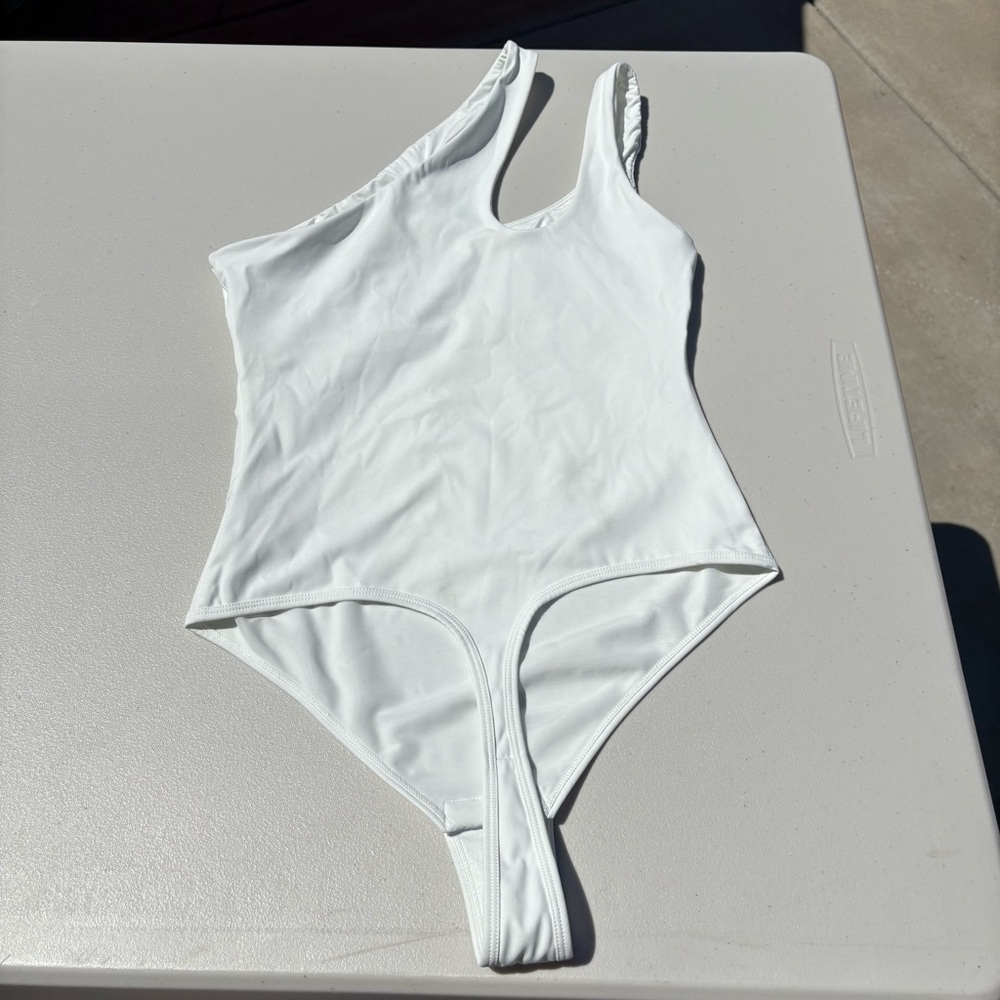 Chiquis Sold Out "The Birthday Suit" Bodysuit – White One Shoulder Size M - Picture 3 of 4